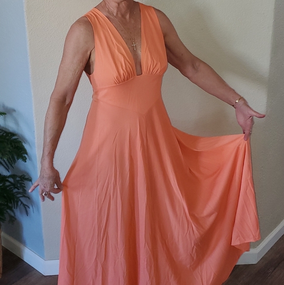 VINTAGE 60/ 70's Maxi Dress Sz 6 V neck sleeveless Tangerine color - Picture 2 of 12